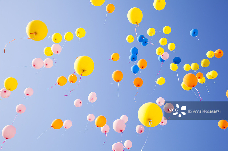 蓝天中的彩色气球图片素材
