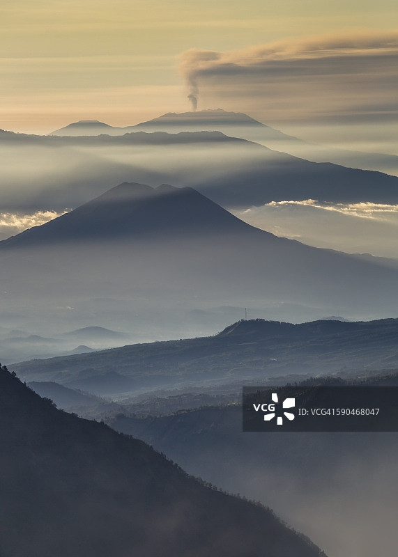印度尼西亚东爪哇的清晨山脉图片素材