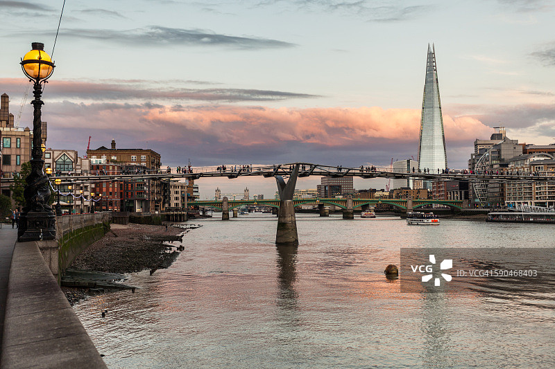 英国伦敦千禧桥、碎片大厦和泰晤士河景色图片素材