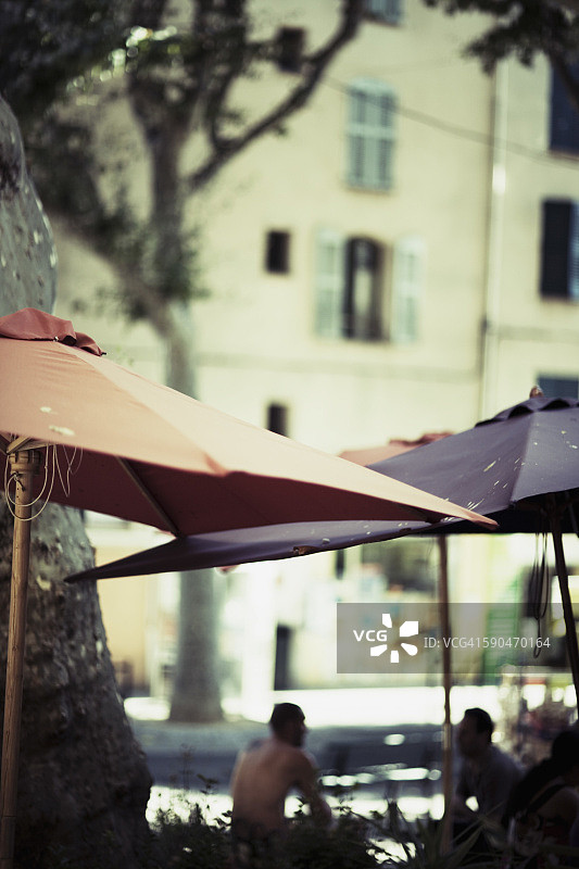 法国洛尔格，雨伞下的模糊人群图片素材