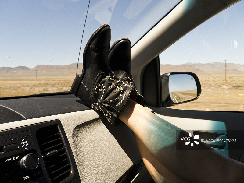 车窗内的靴子图片素材