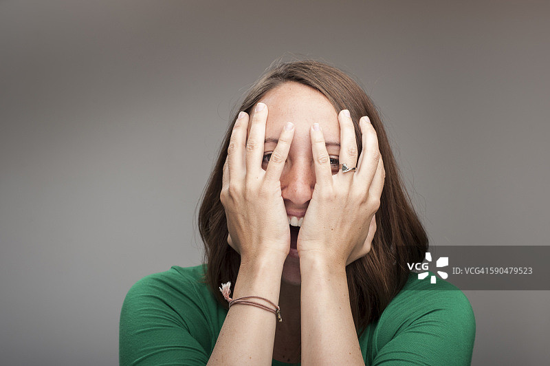 年轻女子影棚肖像照图片素材