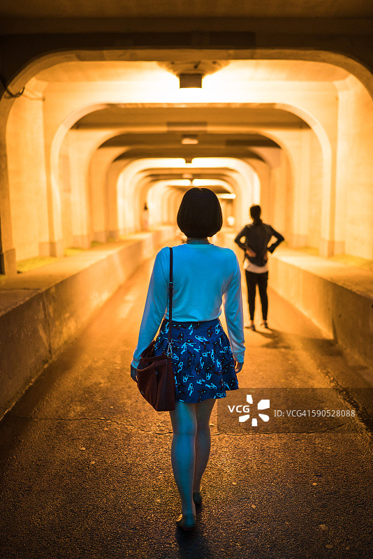 走进隧道的女人图片素材