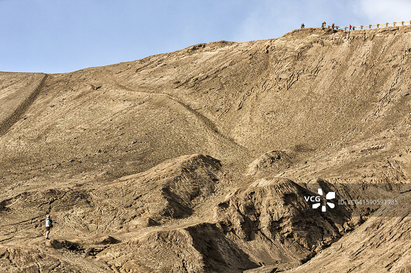 布罗莫火山口的游客图片素材