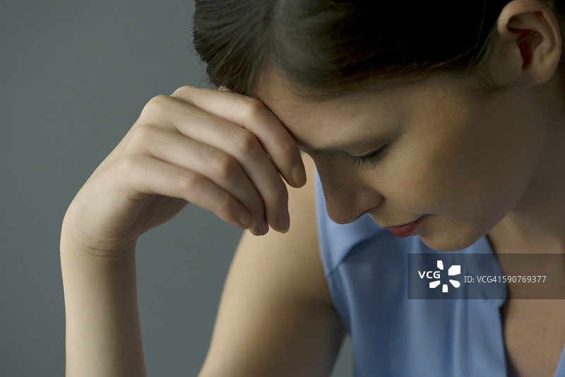 女人抱着头图片素材