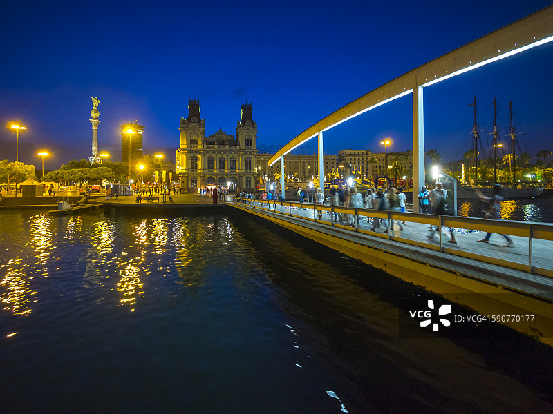 西班牙加泰罗尼亚巴塞罗那旧港的兰布拉海滨和前海关图片素材