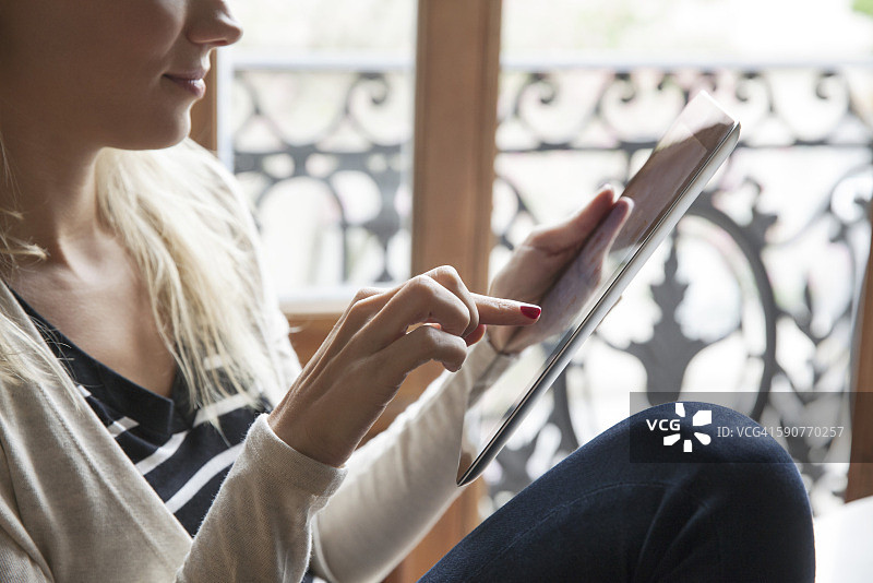 女性使用平板电脑图片素材