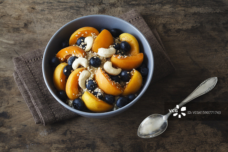 含荞麦、水果、芝麻和腰果的什锦早餐碗图片素材