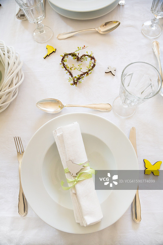 春季餐桌上的餐具摆放图片素材