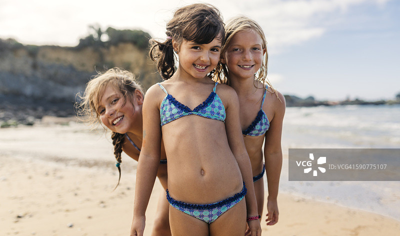 西班牙科伦加海滩上的三个快乐女孩图片素材