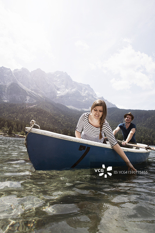 德国巴伐利亚埃布湖，情侣在湖上划船图片素材