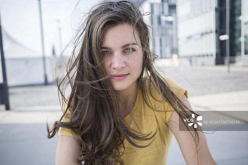 德国科隆：秀发飘逸的年轻女子肖像图片素材