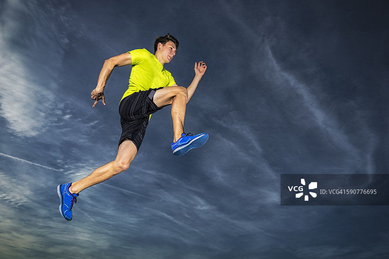 空中的跳远运动员图片素材