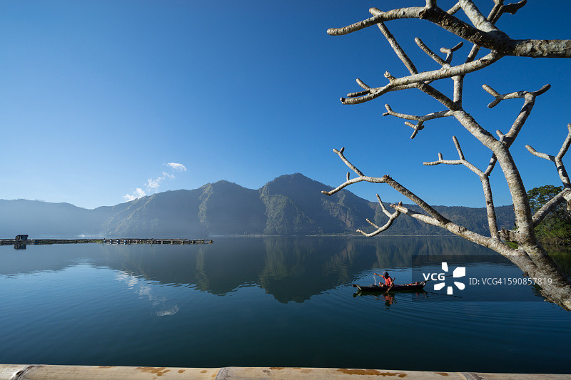 巴图尔湖的清晨图片素材