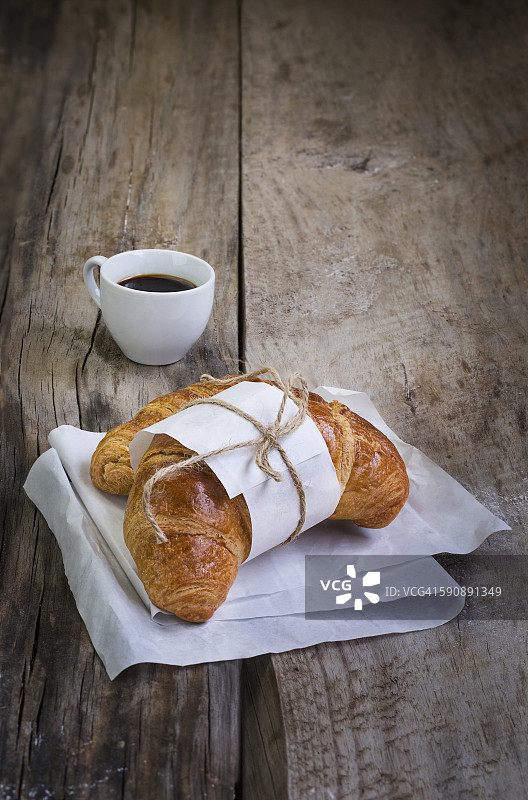 木制背景上的法式羊角面包图片素材