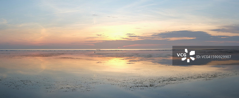日出时分的海景全景图片素材