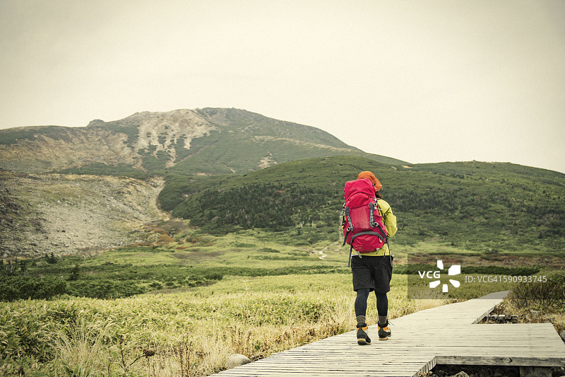 女性攀登日本白山图片素材
