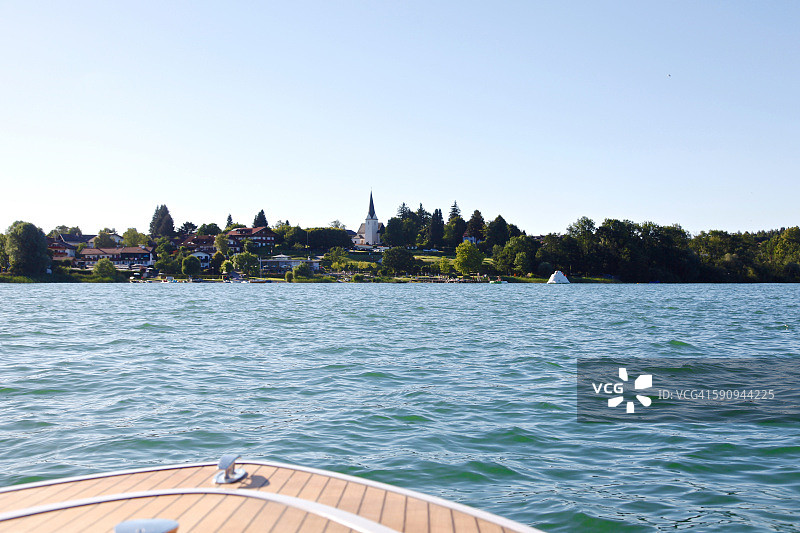从船上眺望基姆湖畔的格斯塔德小镇景色图片素材