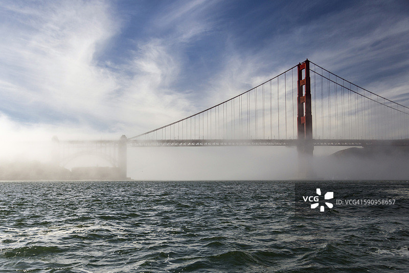 薄雾中的旧金山金门大桥图片素材