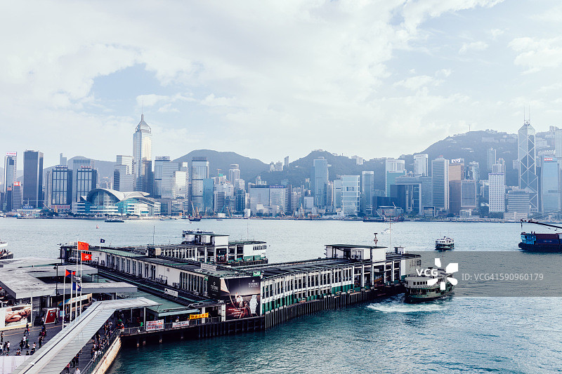 以香港城市为背景的渡轮码头图片素材