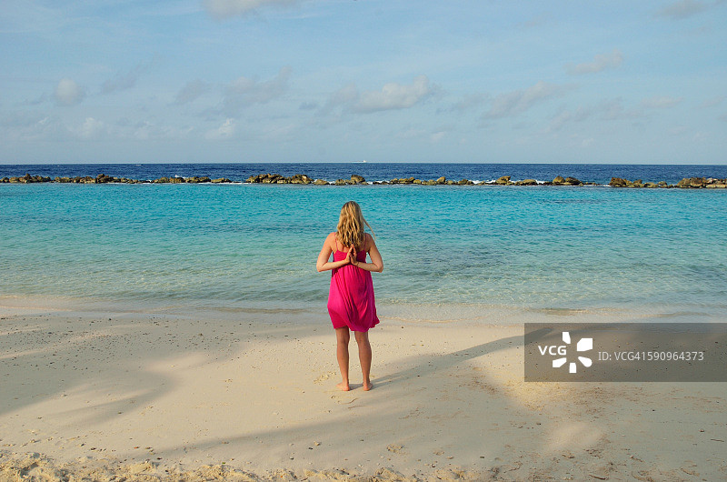 在库拉索海滩上的瑜伽图片素材