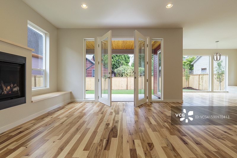 带有硬木地板的无家具住宅图片素材
