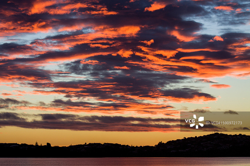 粉色日落余晖中的云层图片素材