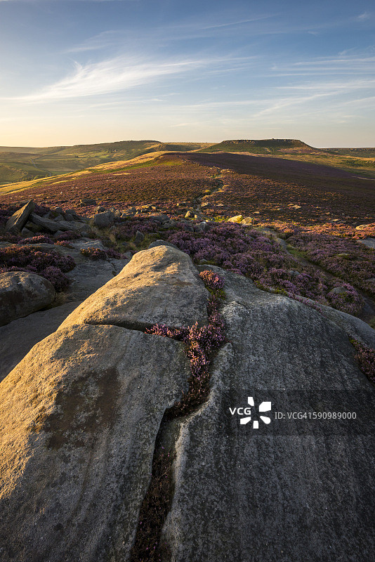 Peak District沼泽地上美丽的光线，Over Owler Tor，Derbyshire图片素材