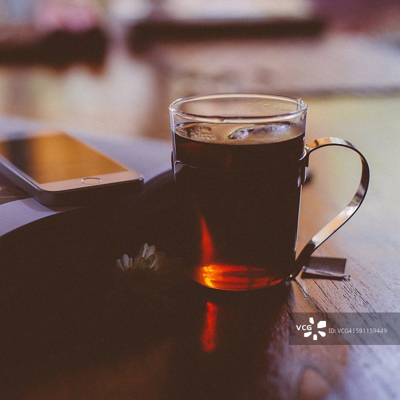 茶杯和智能手机图片素材