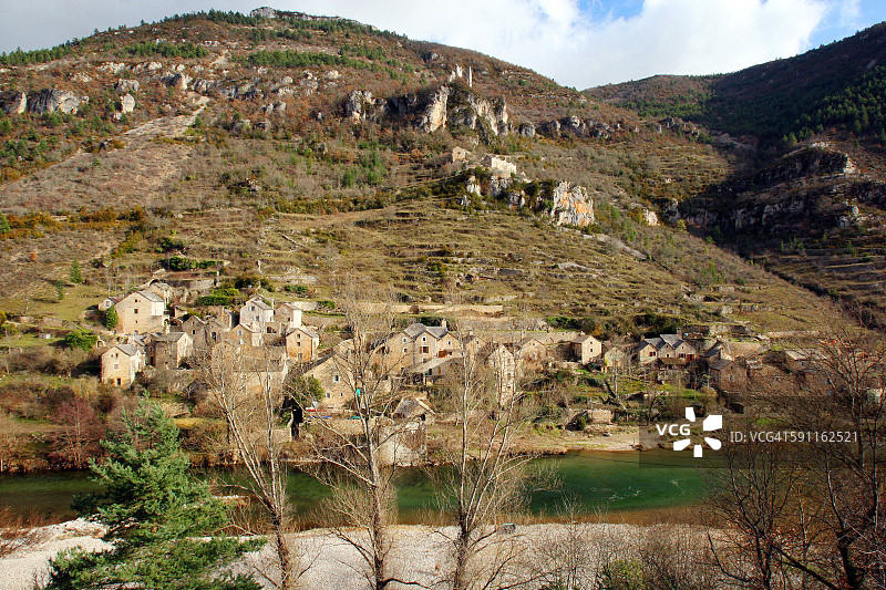 法国塔恩河畔的古老石头房子图片素材