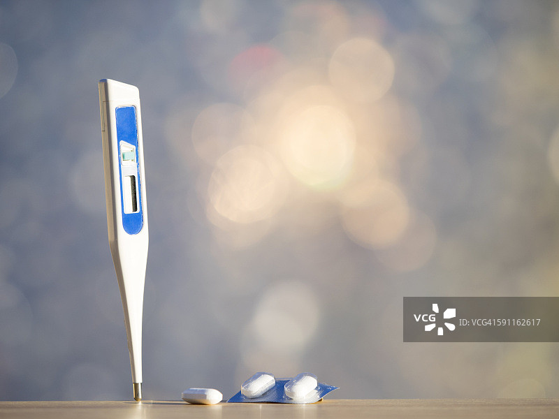 数字温度计和药丸图片素材