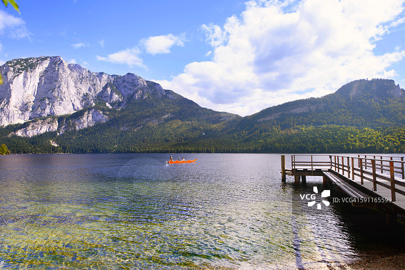 奥地利阿尔陶塞湖上的休闲船图片素材
