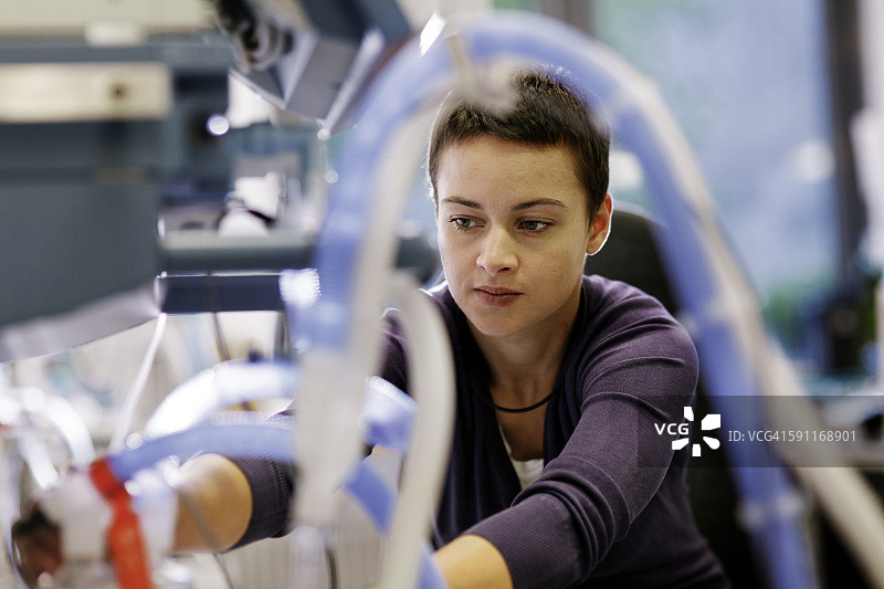 维修医疗设备的女性工程师图片素材