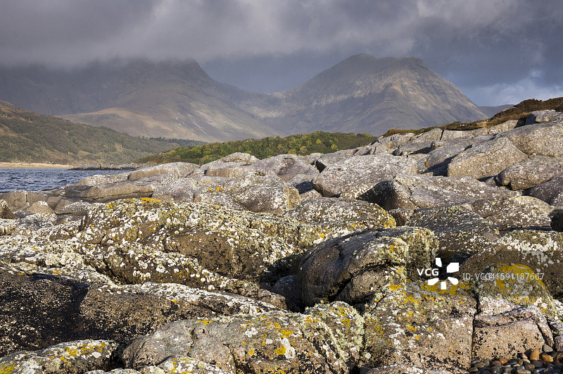 斯凯岛卡马斯马拉格海滩的岩石岸边图片素材