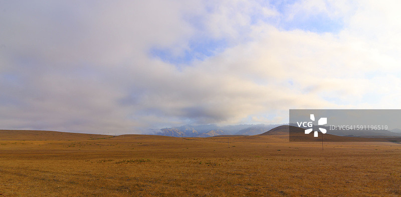 干草与云彩图片素材