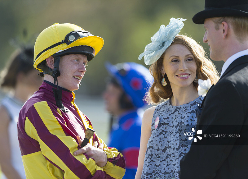 骑师和马主在赛场巡游图片素材