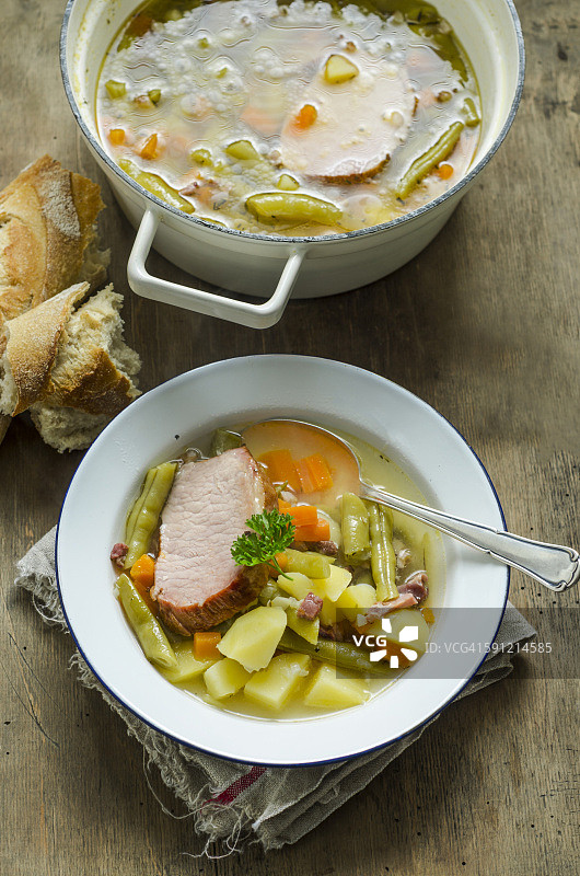 熏猪排炖豆图片素材