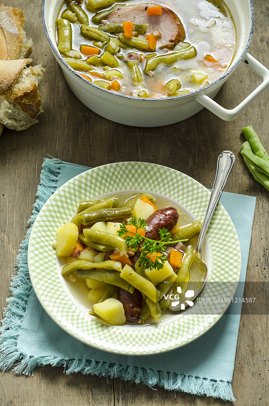 熏猪排炖豆图片素材