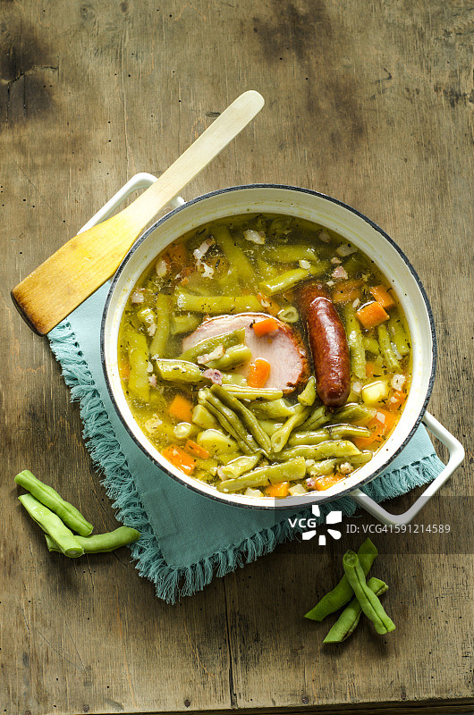 锅中熏猪排烩豆图片素材