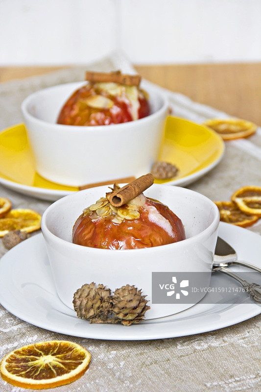 碗中杏仁片肉桂烤苹果图片素材