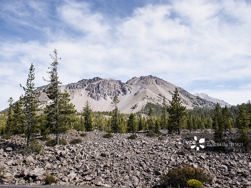 美国加利福尼亚拉森火山国家公园的拉森峰和松树图片素材