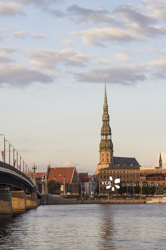 拉脱维亚里加，道加瓦河对岸的圣彼得教堂景观图片素材