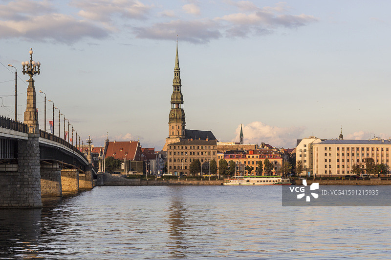 拉脱维亚里加，道加瓦河对岸的圣彼得教堂景观图片素材