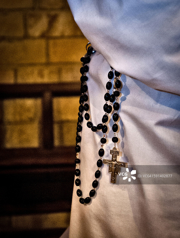 意大利撒丁岛，念珠兄弟会成员手持传统念珠的局部视图图片素材