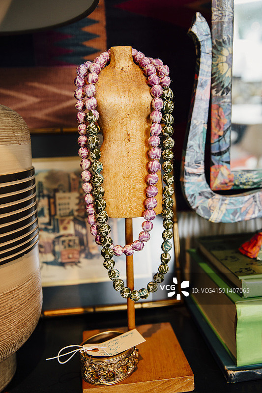 人体模型架上的项链图片素材