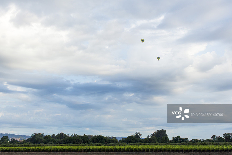 热气球飞越乡村景观图片素材