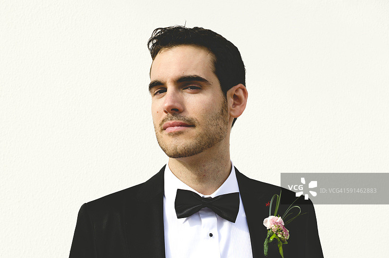 白色背景上的英俊新郎图片素材