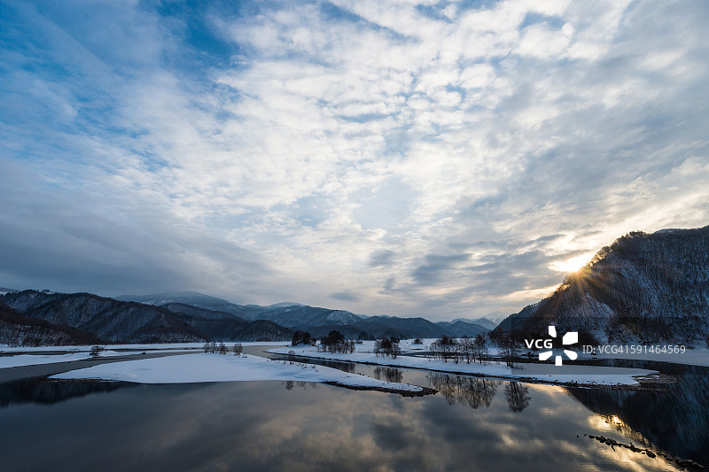 秋元湖的清晨图片素材