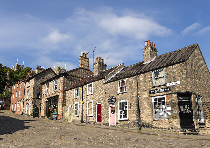 林肯陡峭山坡上的一排建筑物图片素材