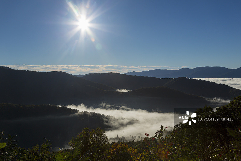 雾气在阿巴拉契亚山脉中盘旋图片素材